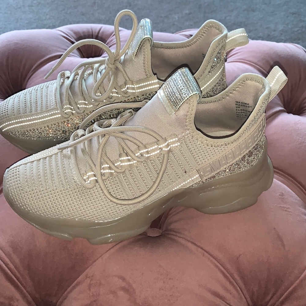 Womens size 9 Steve Madden sneakers
